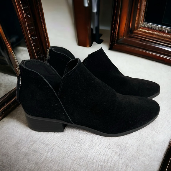Reaction Kenneth Cole Shoes - ♥️Kenneth Cole Suede Side Skip Ankle Booties